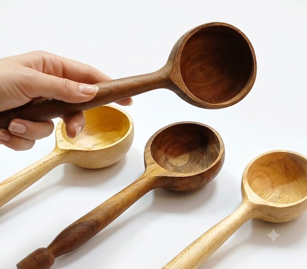 ملاقه چوبی گود